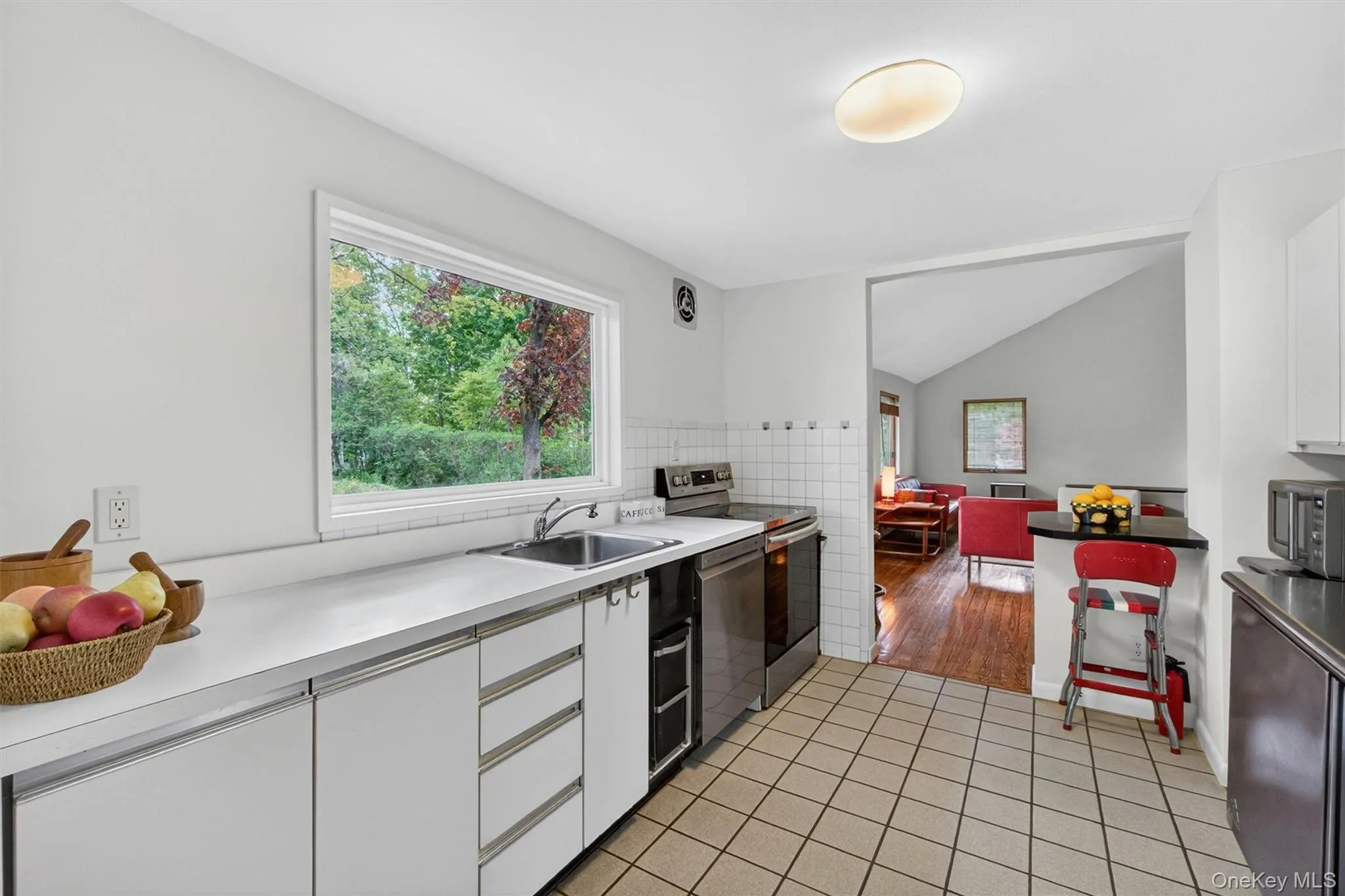 Another view of the bright and functional kitchen. Another view of the bright and functional kitchen.