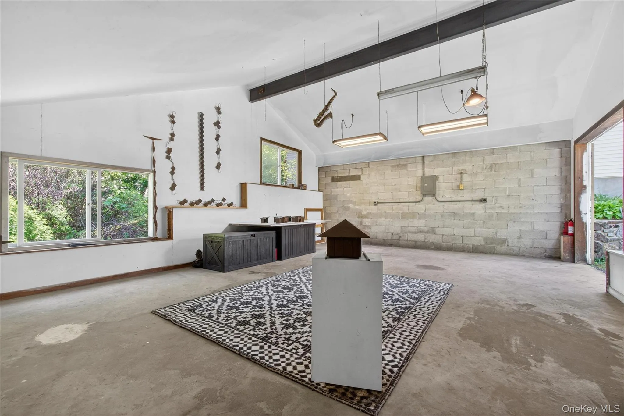 This versatile detached structure is equipped with 240V electric, ideal for a variety of creative or professional uses. This versatile detached structure is equipped with 240V electric, ideal for a variety of creative or professional uses.