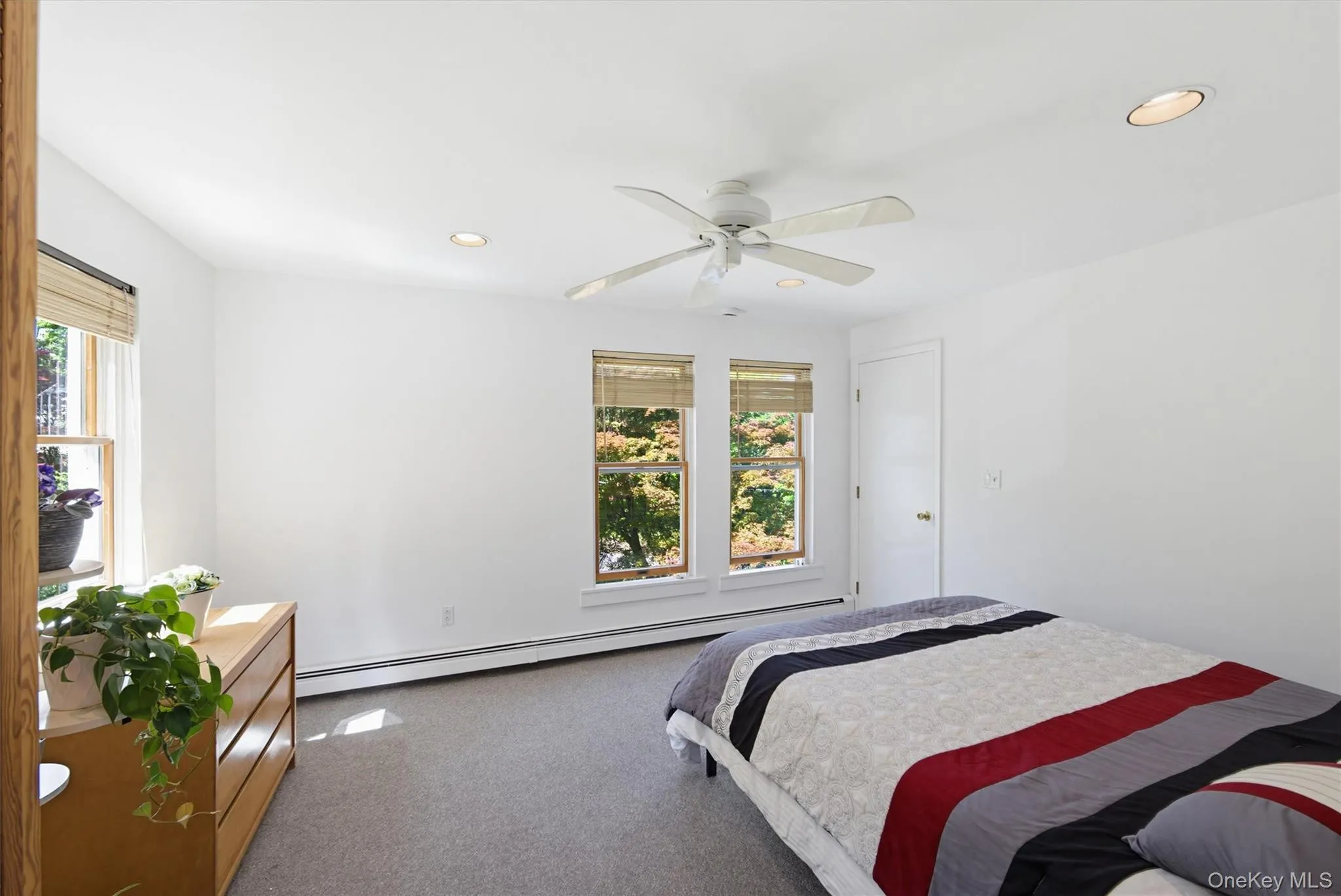 First-floor primary bedroom with double exposure, offering abundant natural light throughout the day. First-floor primary bedroom with double exposure, offering abundant natural light throughout the day.