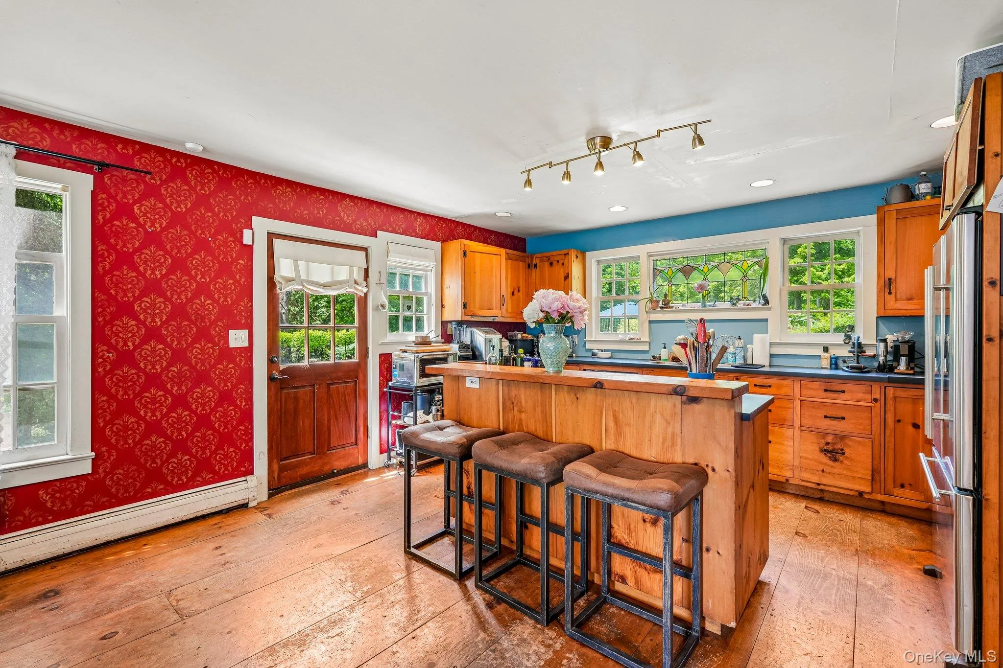 Large country kitchen Large country kitchen