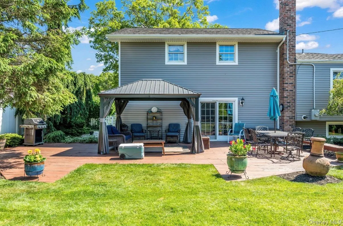 .23 Acre Lot, Room for a Pool, Beautifully Landscaped, IGS .23 Acre Lot, Room for a Pool, Beautifully Landscaped, IGS