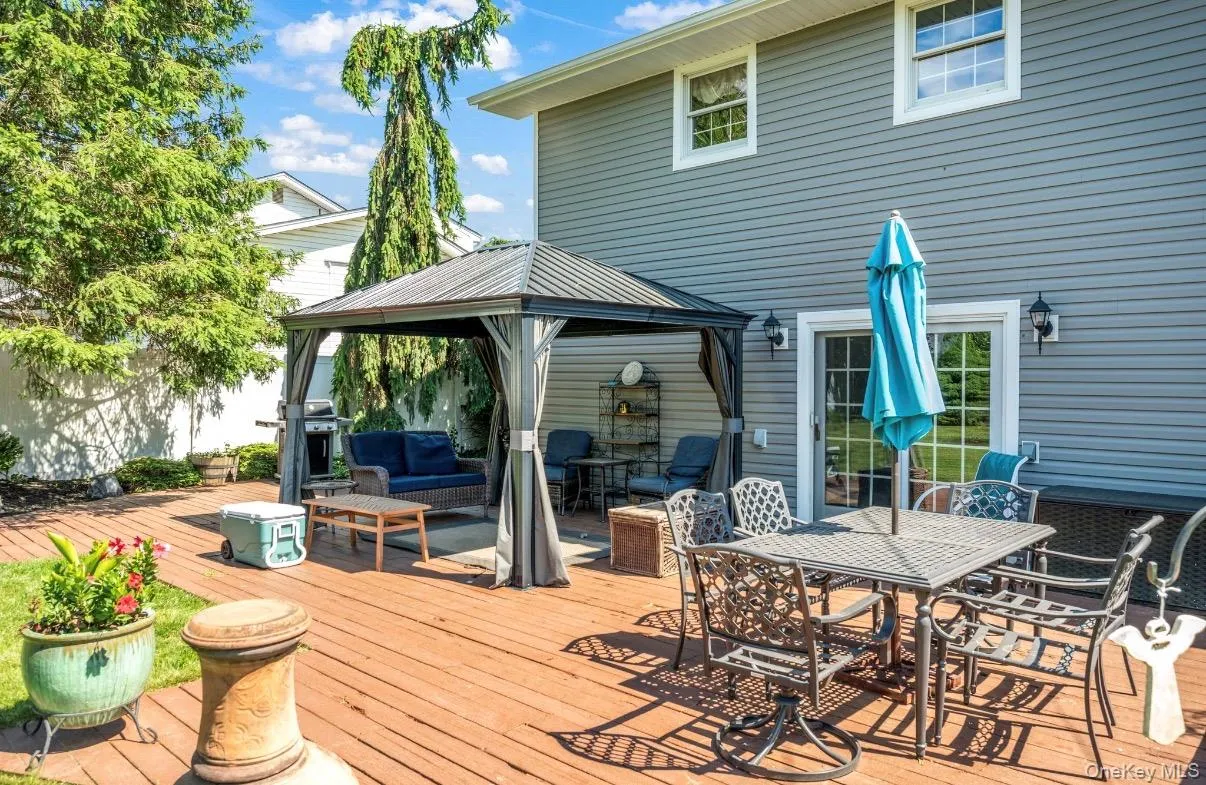 .23 Acre Lot, Room for a Pool, Beautifully Landscaped, IGS .23 Acre Lot, Room for a Pool, Beautifully Landscaped, IGS