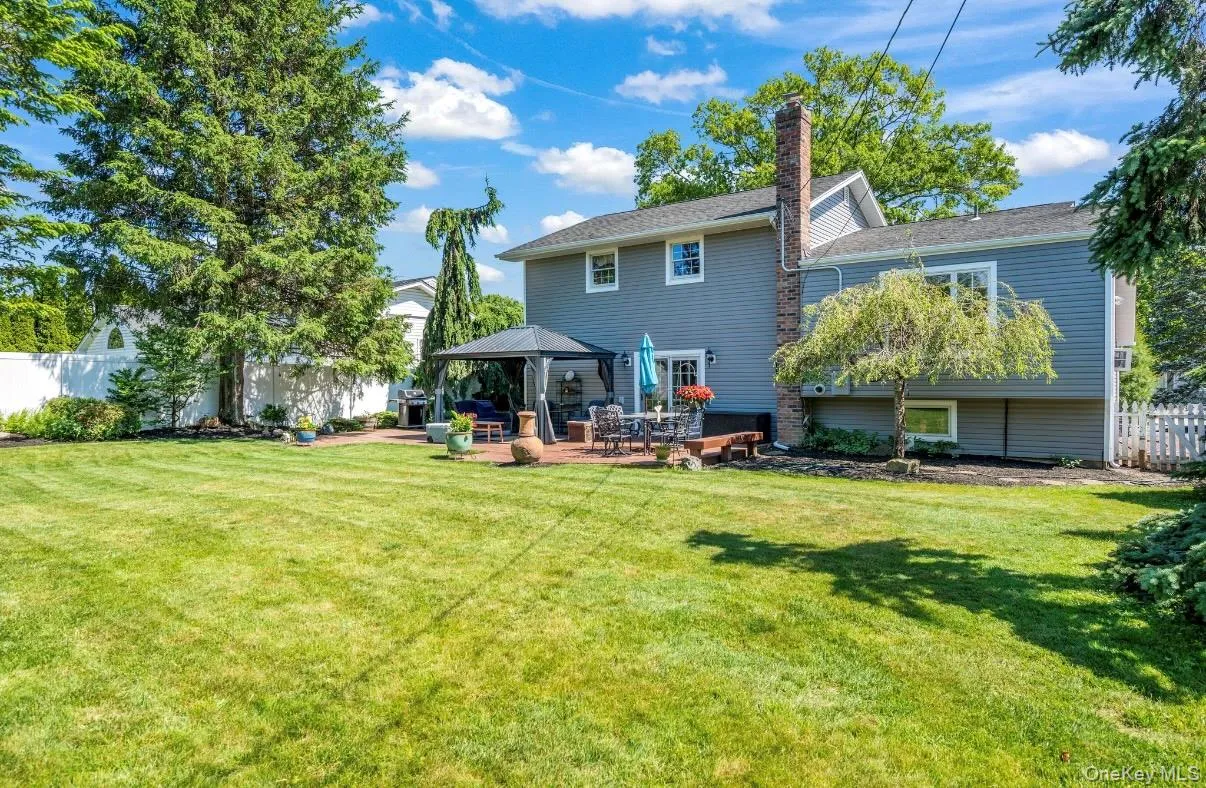 .23 Acre Lot, Room for a Pool, Beautifully Landscaped, IGS .23 Acre Lot, Room for a Pool, Beautifully Landscaped, IGS