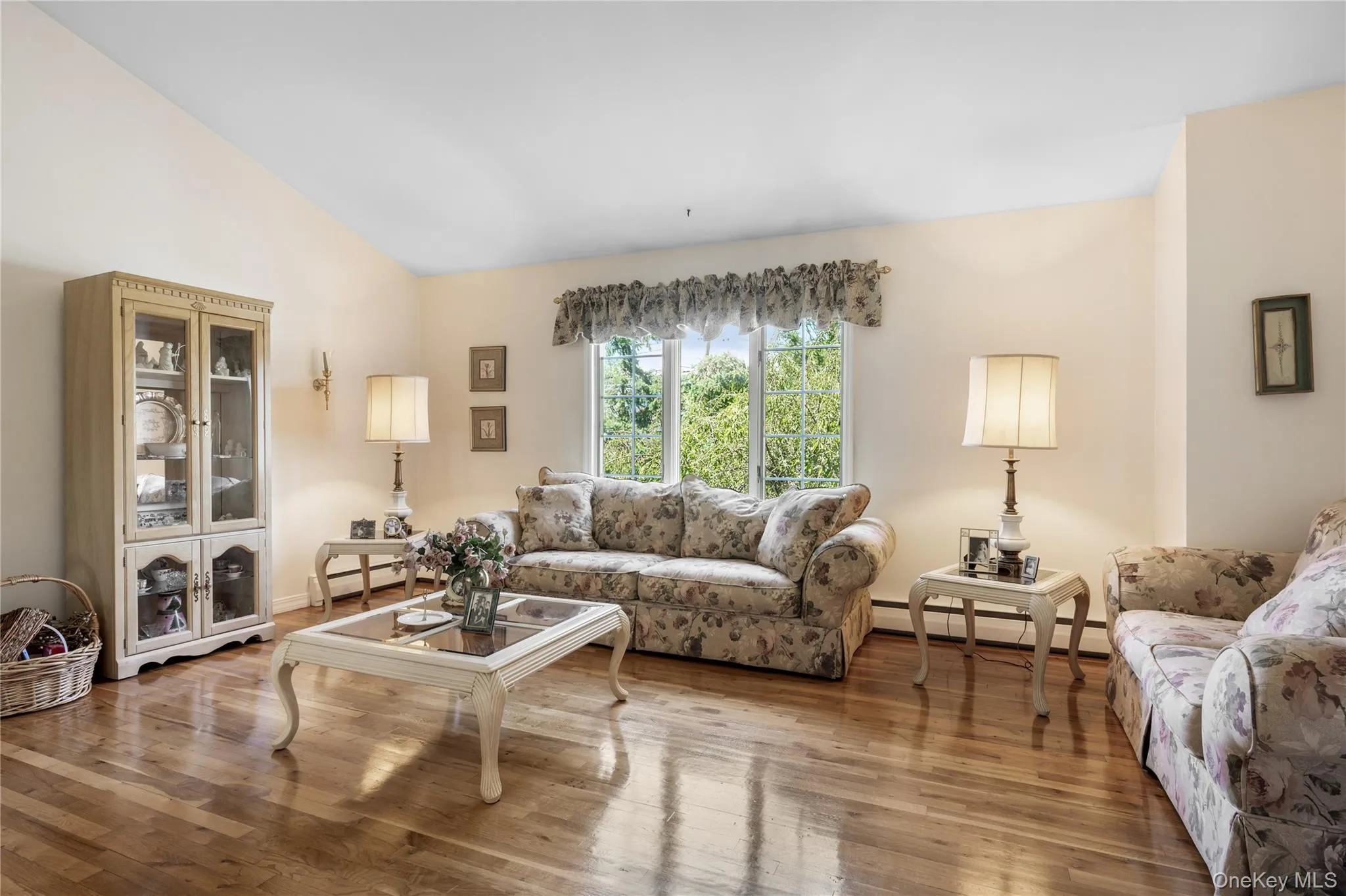 Formal LR with Vaulted Ceilings, HW Floors Formal LR with Vaulted Ceilings, HW Floors