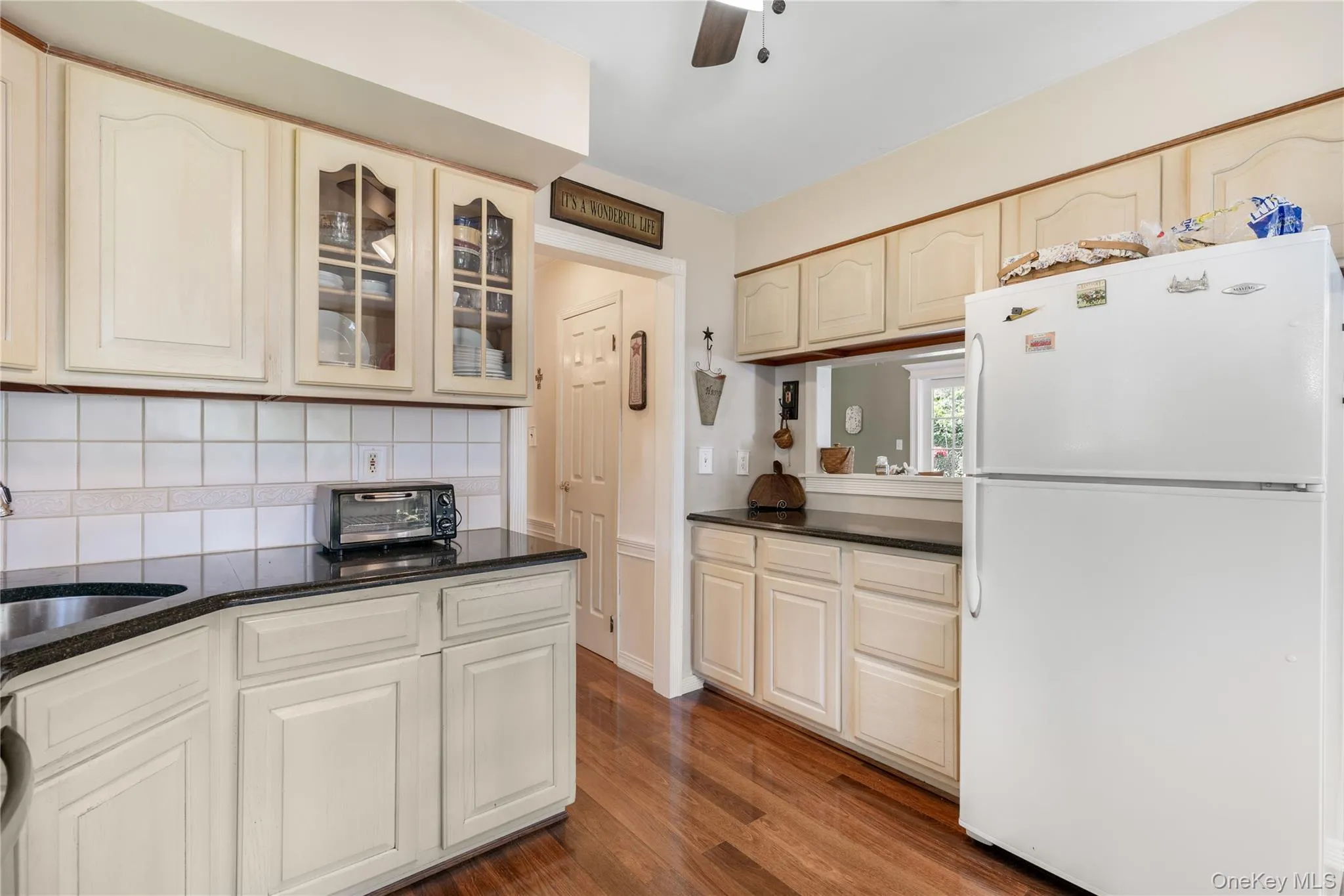 EIK with Gas Cooking, Breakfast Nook, SS Dishwasher/Oven/Microwave EIK with Gas Cooking, Breakfast Nook, SS Dishwasher/Oven/Microwave