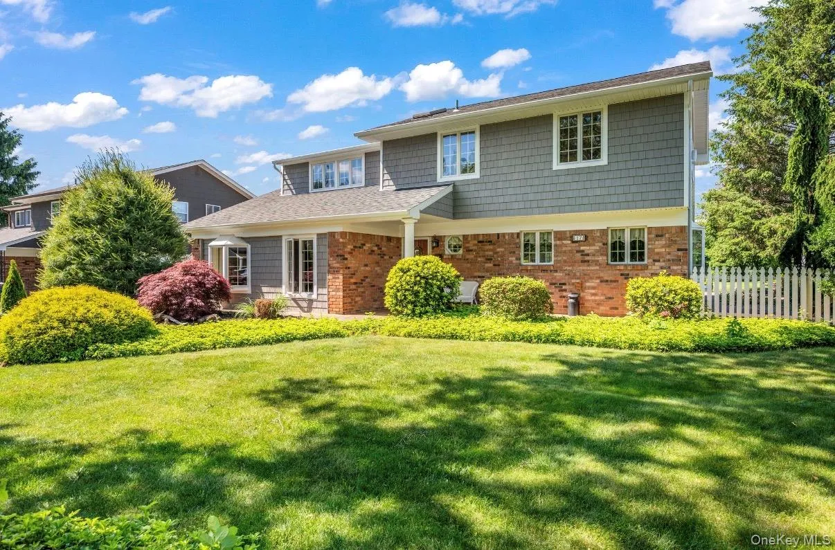 Beautiful Splanch with Updated Roof/Siding on .23 Acre Lot! Beautiful Splanch with Updated Roof/Siding on .23 Acre Lot!