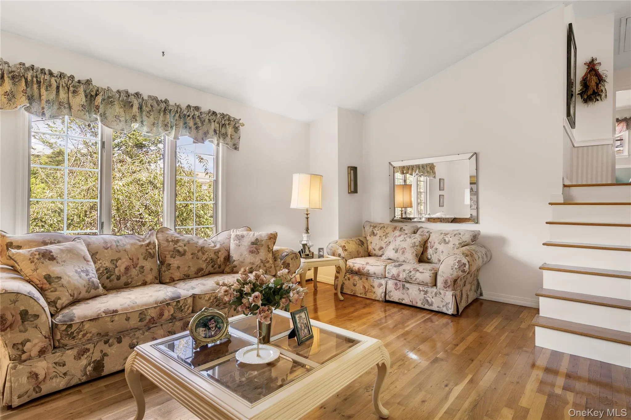 Formal LR with Vaulted Ceilings, HW Floors Formal LR with Vaulted Ceilings, HW Floors