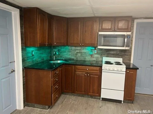 18 Manhattan Place, Huntington, NY, 1 Bedroom Bedrooms, 3 Rooms Rooms,1 BathroomBathrooms,Residential Lease,For Rent,Manhattan,0,991316 18 Manhattan Place, Huntington, NY, 1 Bedroom Bedrooms, 3 Rooms Rooms,1 BathroomBathrooms,Residential Lease,For Rent,Manhattan,0,991316