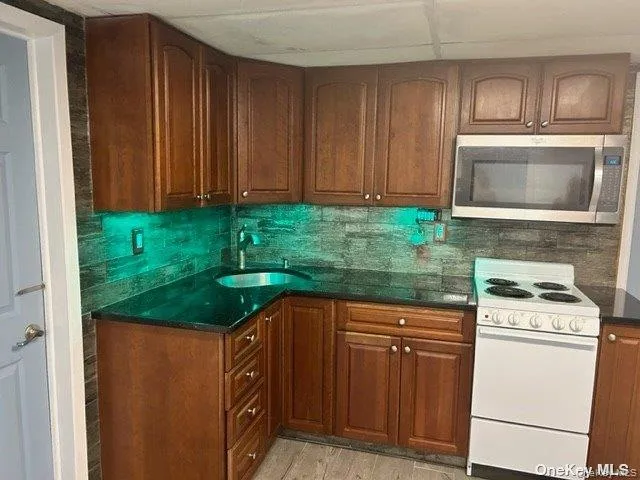 18 Manhattan Place, Huntington, NY, 1 Bedroom Bedrooms, 3 Rooms Rooms,1 BathroomBathrooms,Residential Lease,For Rent,Manhattan,0,991316 18 Manhattan Place, Huntington, NY, 1 Bedroom Bedrooms, 3 Rooms Rooms,1 BathroomBathrooms,Residential Lease,For Rent,Manhattan,0,991316