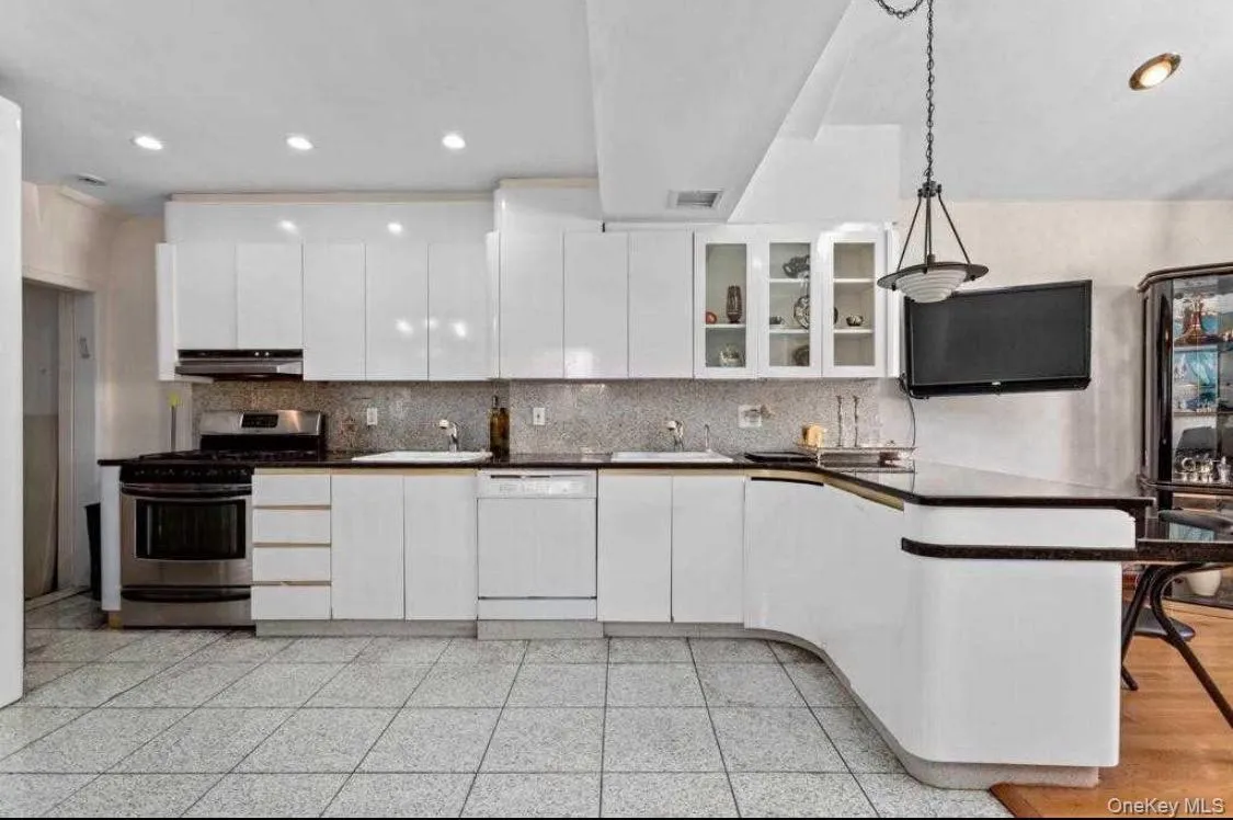 7314 174th Street, New York, NY, 4 Bedrooms Bedrooms, 7 Rooms Rooms,2 BathroomsBathrooms,Residential Lease,For Rent,174th,0,991360 7314 174th Street, New York, NY, 4 Bedrooms Bedrooms, 7 Rooms Rooms,2 BathroomsBathrooms,Residential Lease,For Rent,174th,0,991360