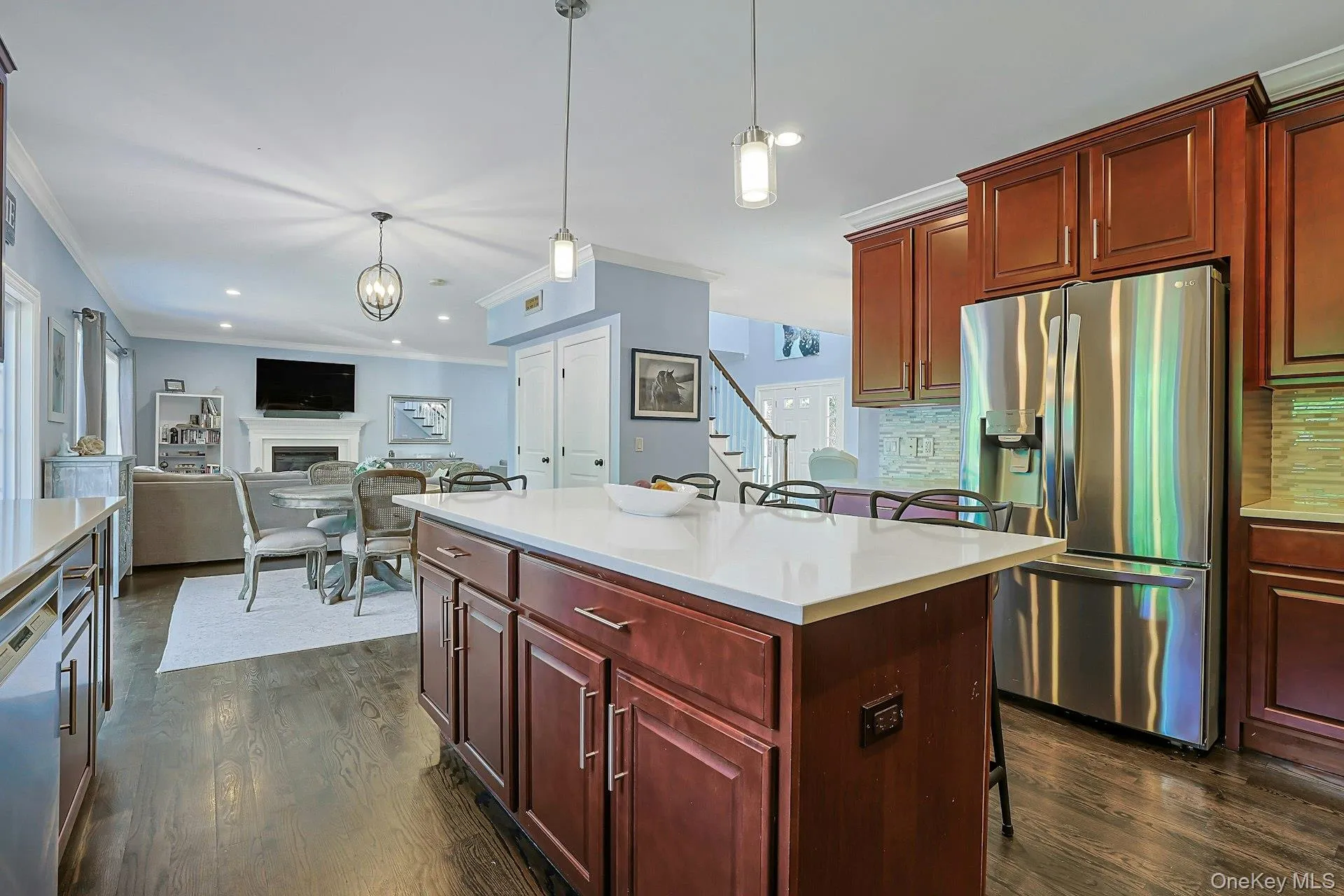 Stainless steel appliances add a sleek touch to the kitchen. Stainless steel appliances add a sleek touch to the kitchen.