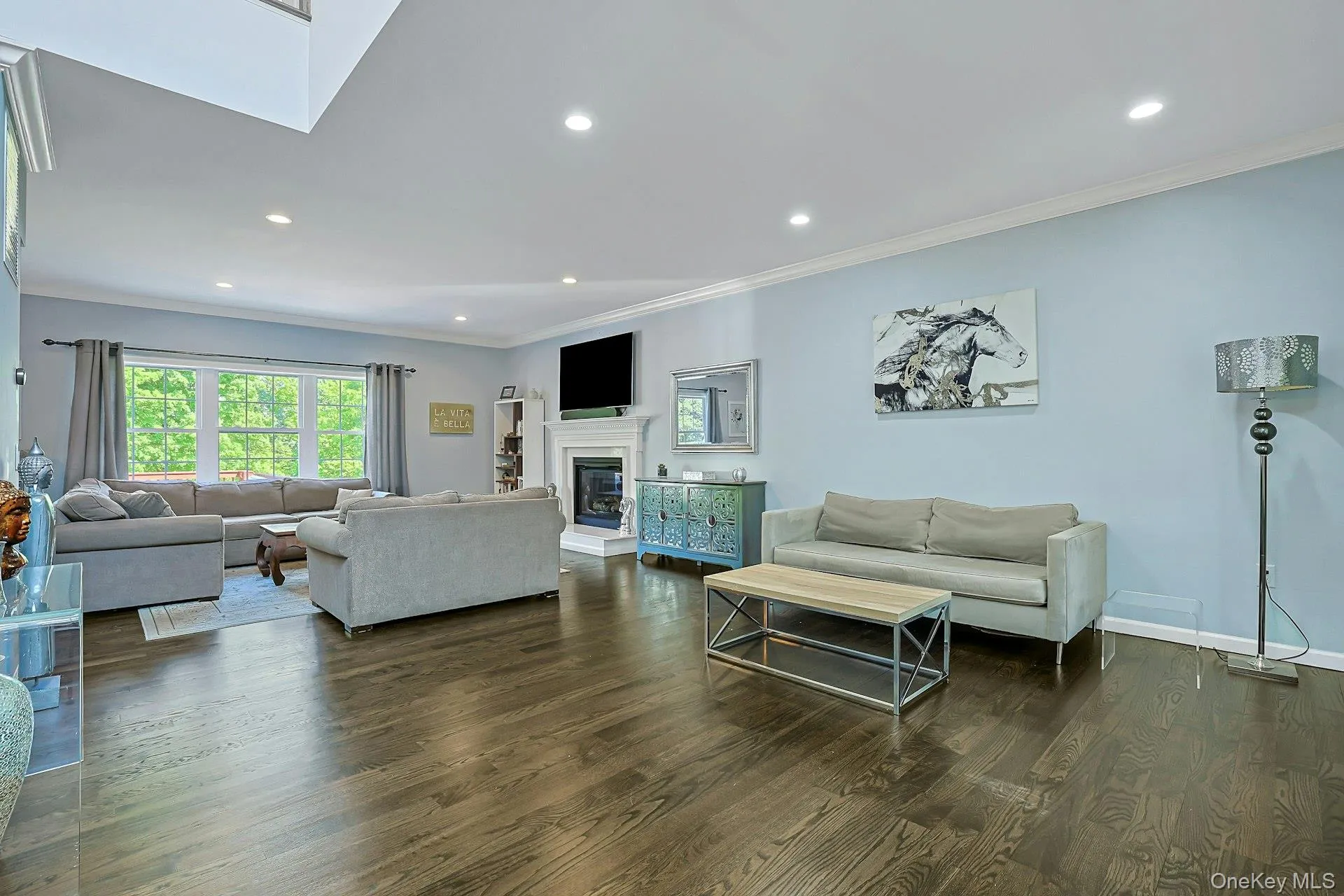 Open living area flowing seamlessly through to the living room. Open living area flowing seamlessly through to the living room.