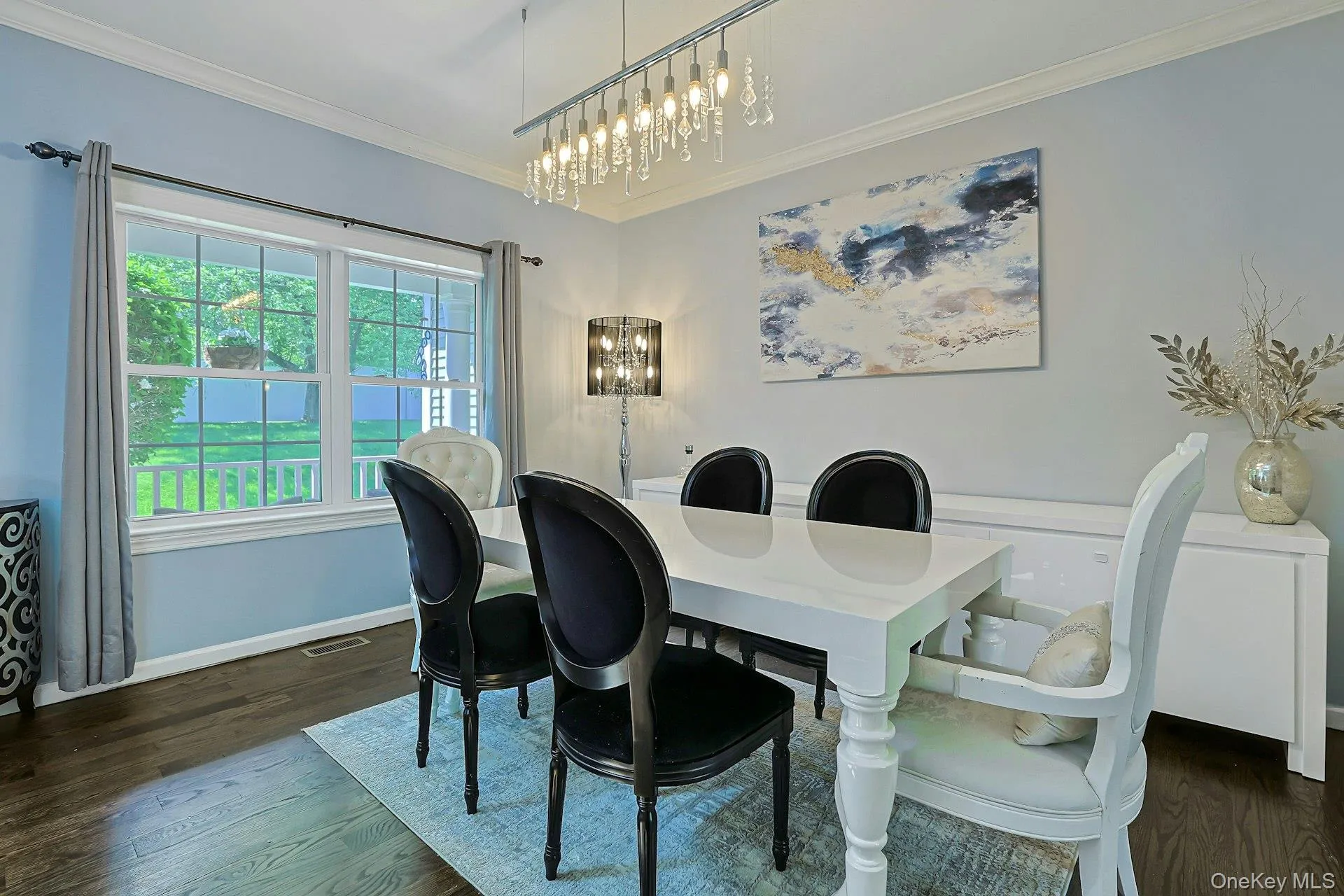 Spacious bright dining room offering plenty of room for large gatherings. Spacious bright dining room offering plenty of room for large gatherings.