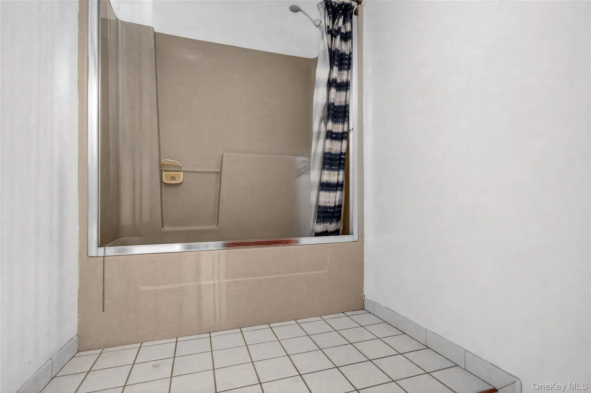 Main full bath combined with Laundry room Main full bath combined with Laundry room