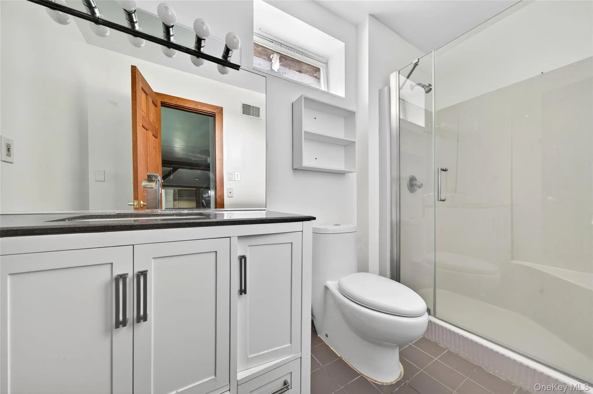 2nd Full Bathroom off the Master bedroom 2nd Full Bathroom off the Master bedroom