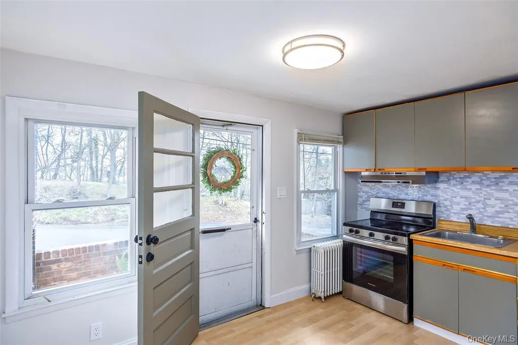 23 Pleasant Avenue, North Hempstead, NY, 1 Bedroom Bedrooms, 4 Rooms Rooms,1 BathroomBathrooms,Residential Lease,For Rent,Pleasant,0,991500 23 Pleasant Avenue, North Hempstead, NY, 1 Bedroom Bedrooms, 4 Rooms Rooms,1 BathroomBathrooms,Residential Lease,For Rent,Pleasant,0,991500