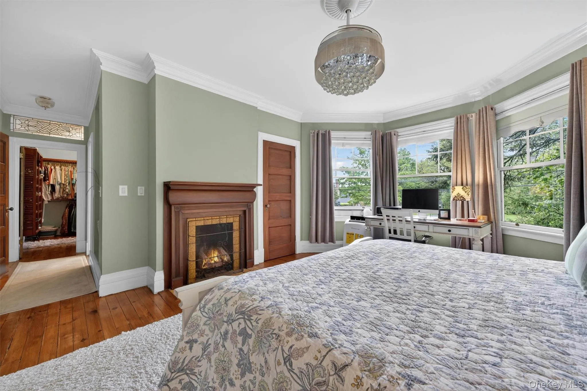 Relax in luxury with is a gas fireplace (working) and in the closet -- a surprise pull-out- TV! Relax in luxury with is a gas fireplace (working) and in the closet -- a surprise pull-out- TV!