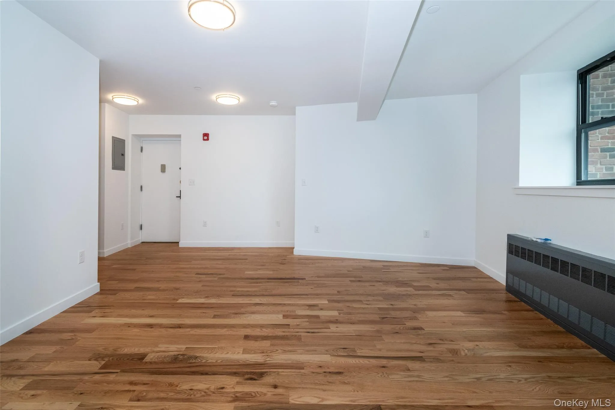 View toward entry. View toward entry.
