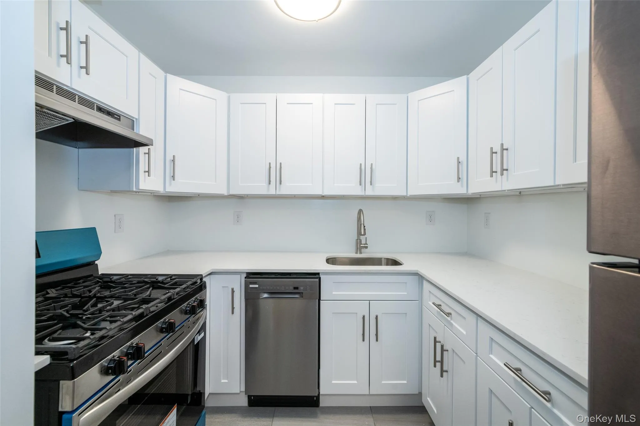 Stainless steel appliances. Quartz countertops and backsplash. Stainless steel appliances. Quartz countertops and backsplash.