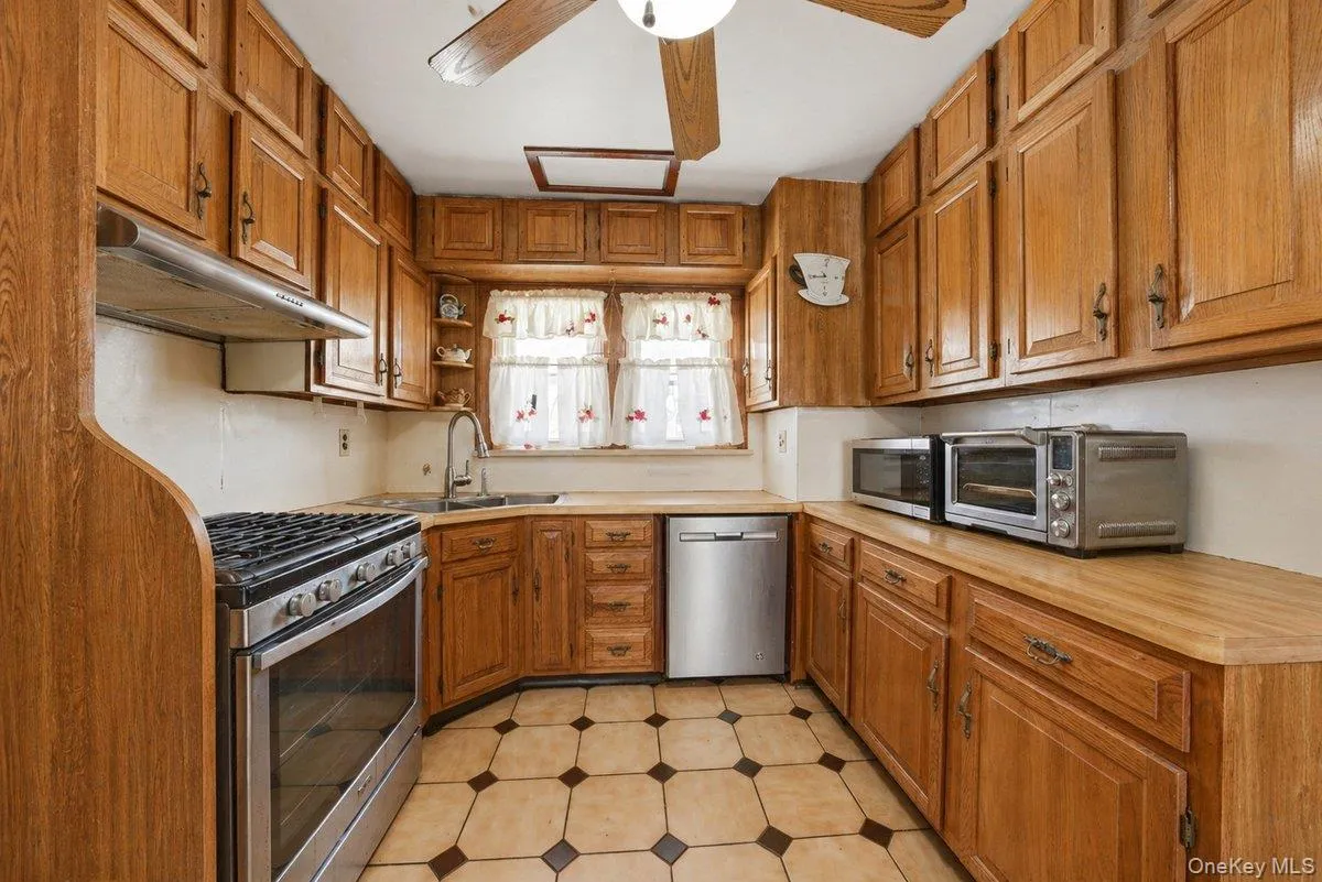 7 Byron Avenue, Yonkers, NY, 4 Bedrooms Bedrooms, 12 Rooms Rooms,3 BathroomsBathrooms,Residential,For Rent,Byron,0,991710 7 Byron Avenue, Yonkers, NY, 4 Bedrooms Bedrooms, 12 Rooms Rooms,3 BathroomsBathrooms,Residential,For Rent,Byron,0,991710