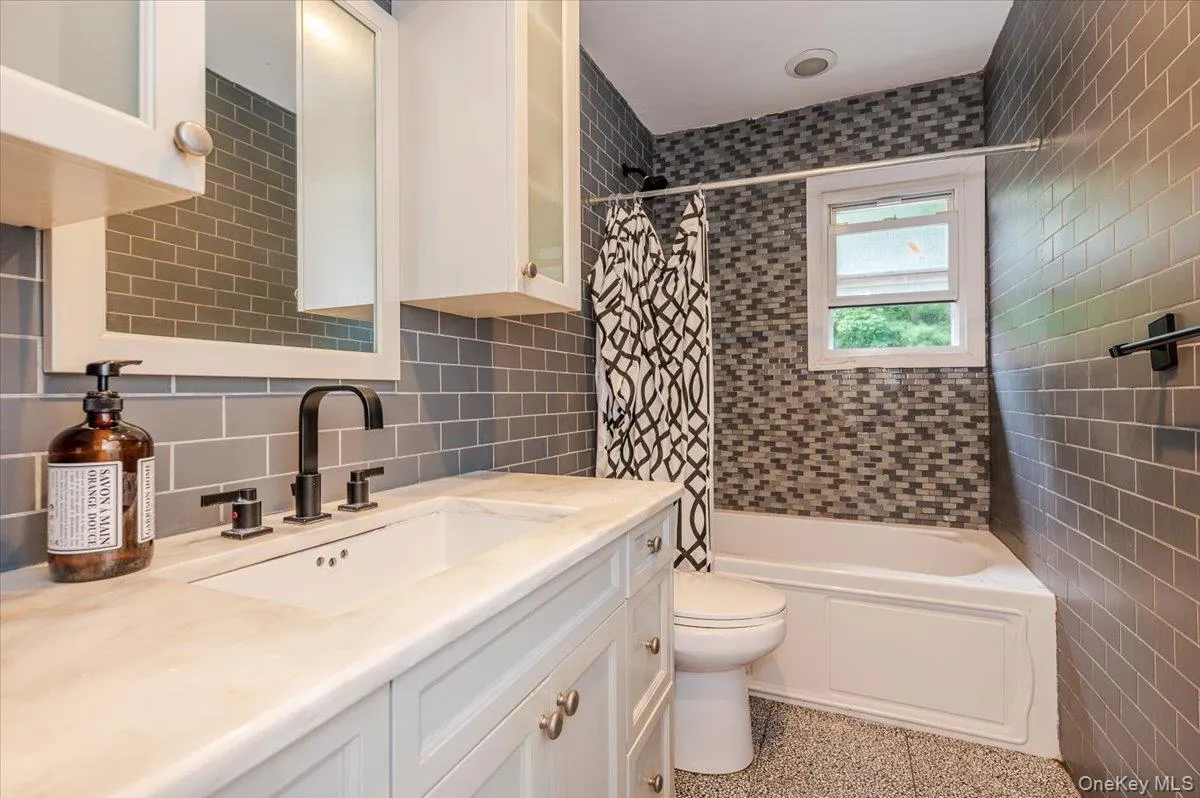 26 Red Brook Road, North Hempstead, NY, 3 Bedrooms Bedrooms, 7 Rooms Rooms,2 BathroomsBathrooms,Residential Lease,For Rent,Red Brook,0,991731 26 Red Brook Road, North Hempstead, NY, 3 Bedrooms Bedrooms, 7 Rooms Rooms,2 BathroomsBathrooms,Residential Lease,For Rent,Red Brook,0,991731