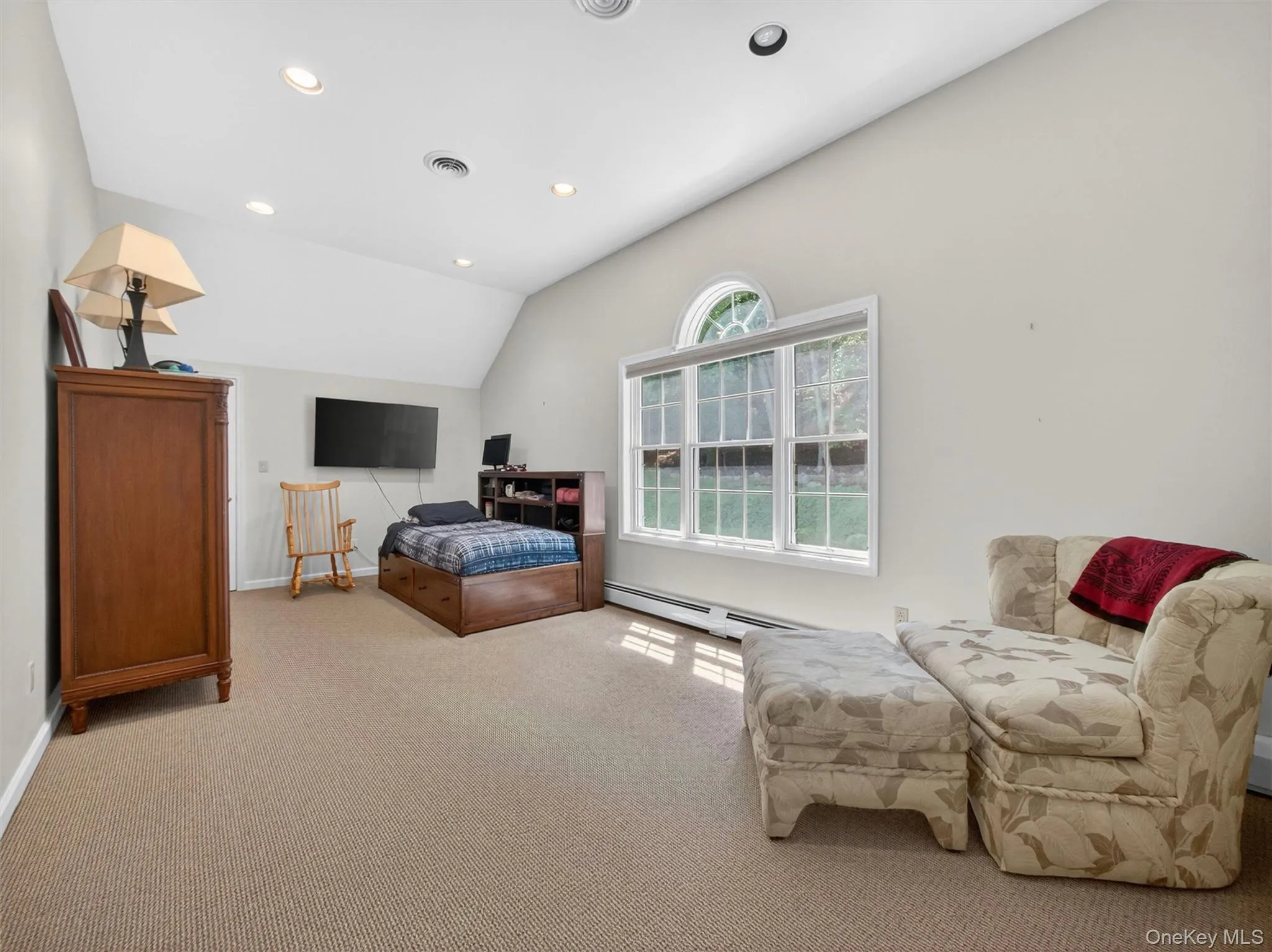 Can be used bedroom has a walk in closet or as a home office, play room Can be used bedroom has a walk in closet or as a home office, play room