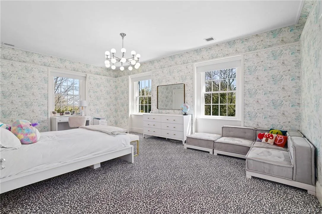 Large Bedroom with Walk-in Closet and Ensuite Bathroom Large Bedroom with Walk-in Closet and Ensuite Bathroom