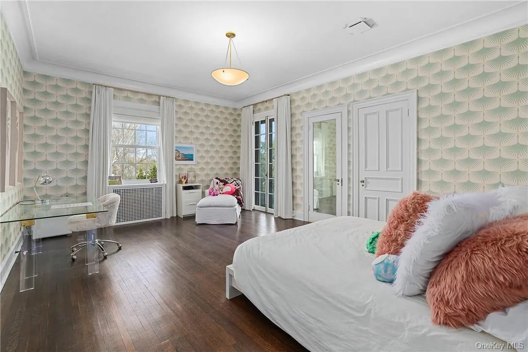 Large Bedroom with Walk-in Closet and Ensuite Bathroom Large Bedroom with Walk-in Closet and Ensuite Bathroom