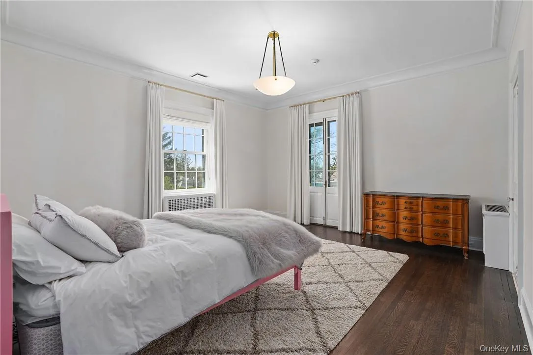 Large Bedroom with Walk-in Closet and Ensuite Bathroom Large Bedroom with Walk-in Closet and Ensuite Bathroom