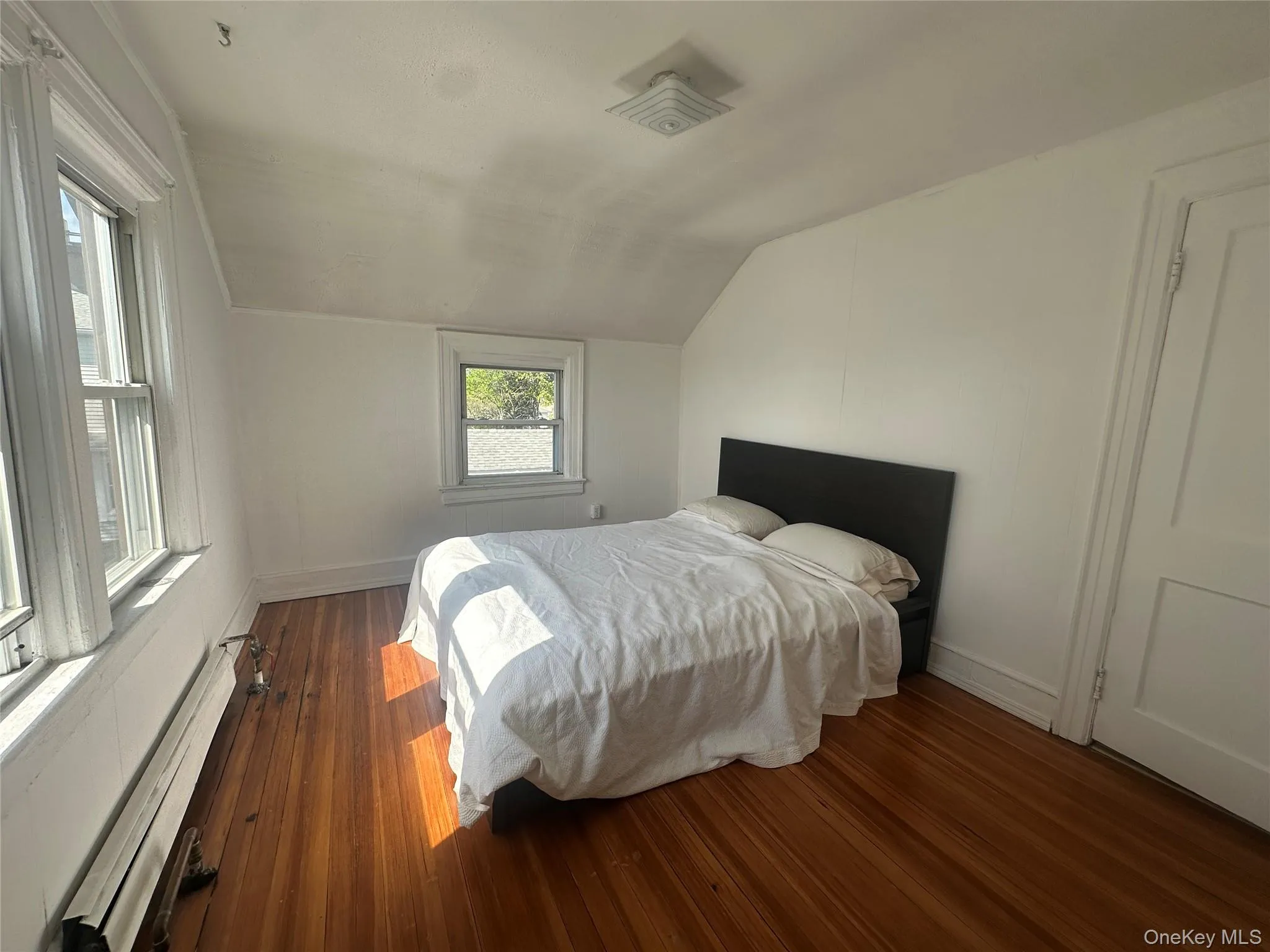 6 Florence Avenue, Oyster Bay, NY, 1 Bedroom Bedrooms, 5 Rooms Rooms,1 BathroomBathrooms,Residential Lease,For Rent,Florence,0,991944 6 Florence Avenue, Oyster Bay, NY, 1 Bedroom Bedrooms, 5 Rooms Rooms,1 BathroomBathrooms,Residential Lease,For Rent,Florence,0,991944
