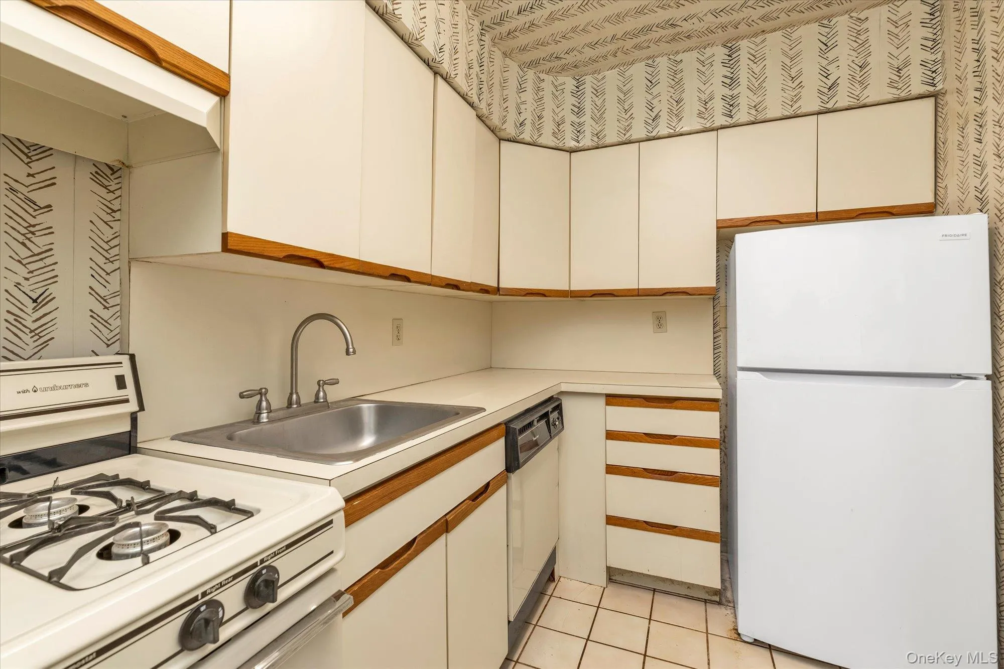 3 Edwards Street, North Hempstead, NY, 1 Bedroom Bedrooms, 4 Rooms Rooms,1 BathroomBathrooms,Residential,For Rent,Street,0,KEY991969 3 Edwards Street, North Hempstead, NY, 1 Bedroom Bedrooms, 4 Rooms Rooms,1 BathroomBathrooms,Residential,For Rent,Street,0,KEY991969