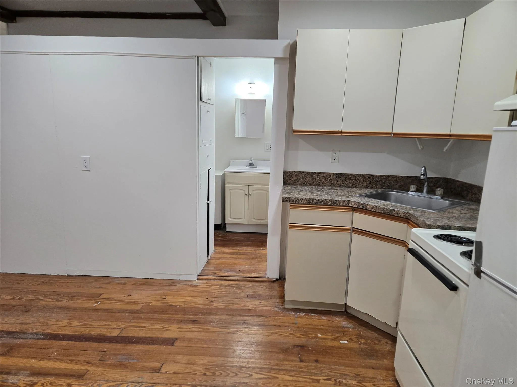 entry into bathroom, Changing room, closet entry into bathroom, Changing room, closet