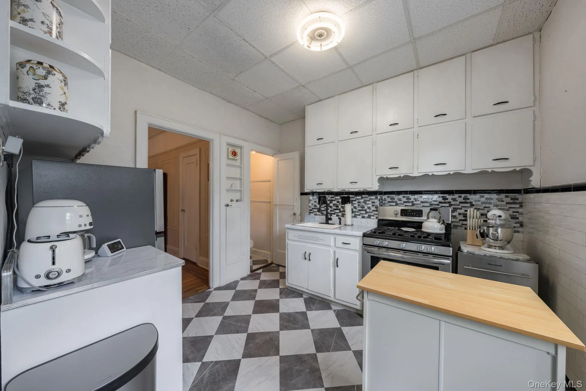 82-79 166th Street, New York, NY, 3 Bedrooms Bedrooms, 6 Rooms Rooms,1 BathroomBathrooms,Residential,For Rent,166th,0,992006 82-79 166th Street, New York, NY, 3 Bedrooms Bedrooms, 6 Rooms Rooms,1 BathroomBathrooms,Residential,For Rent,166th,0,992006