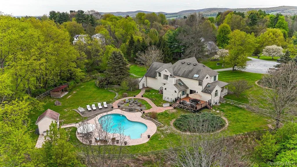 A stunning backyard oasis on a private cul de sac location in Warwick! Just lovely! A stunning backyard oasis on a private cul de sac location in Warwick! Just lovely!