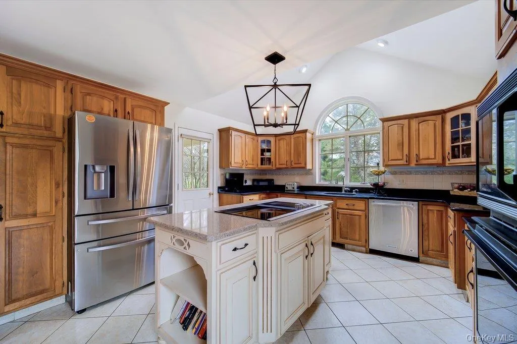 Lovely kitchen featuring granite countertops, stainless appliances and loads of storage space. Lovely kitchen featuring granite countertops, stainless appliances and loads of storage space.