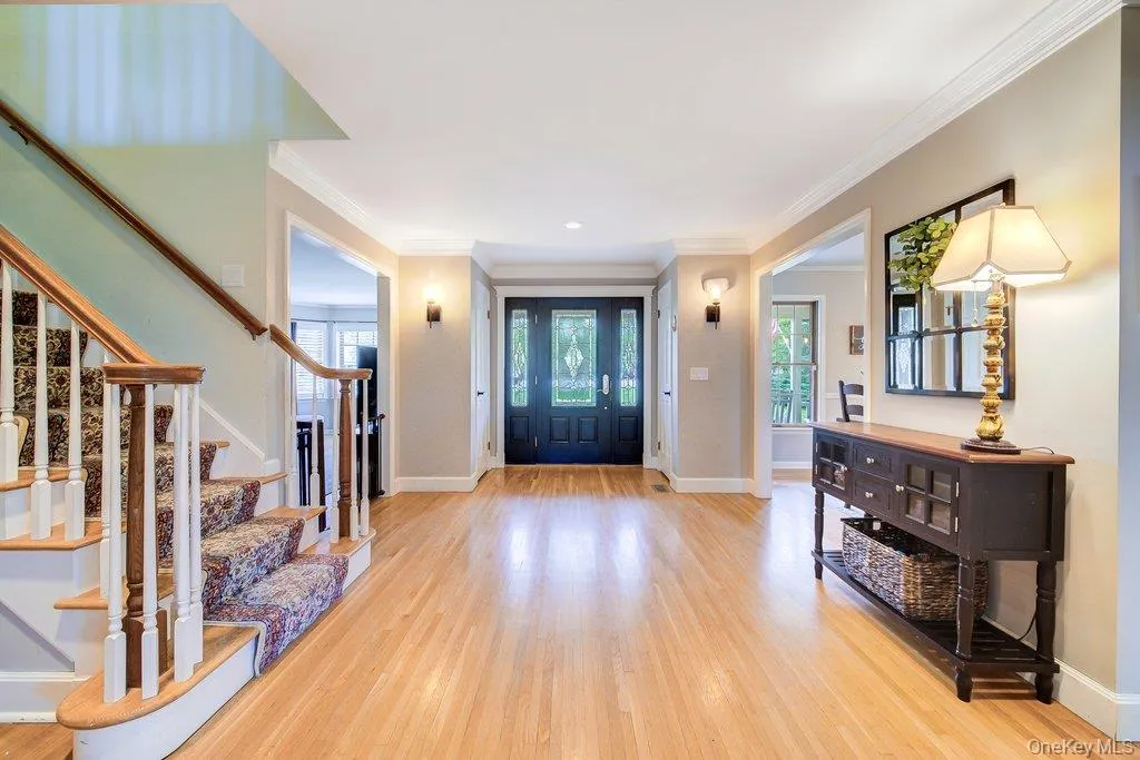 Open and inviting entry welcomes guests and family home! Open and inviting entry welcomes guests and family home!