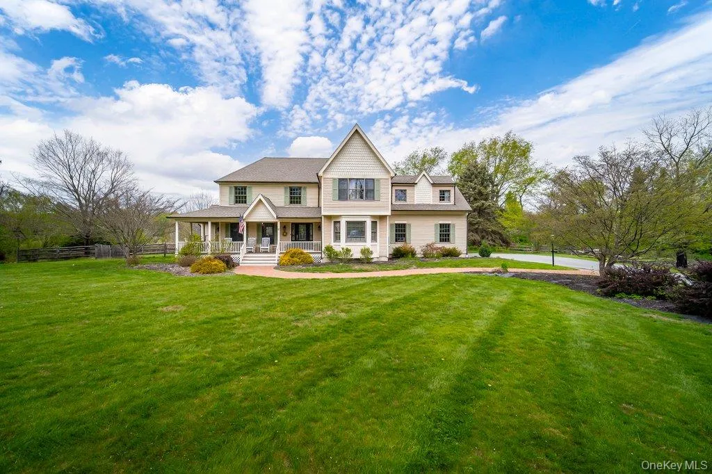 Lovely landscaped front yard on a private cul-de-sac... this home is a dream! Lovely landscaped front yard on a private cul-de-sac... this home is a dream!