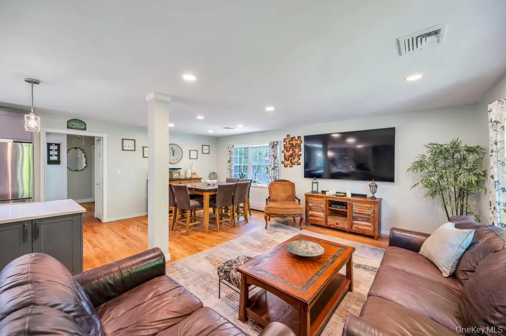 4 Florence Street, Smithtown, NY, 5 Bedrooms Bedrooms, 10 Rooms Rooms,2 BathroomsBathrooms,Residential,For Rent,Florence,0,992164 4 Florence Street, Smithtown, NY, 5 Bedrooms Bedrooms, 10 Rooms Rooms,2 BathroomsBathrooms,Residential,For Rent,Florence,0,992164