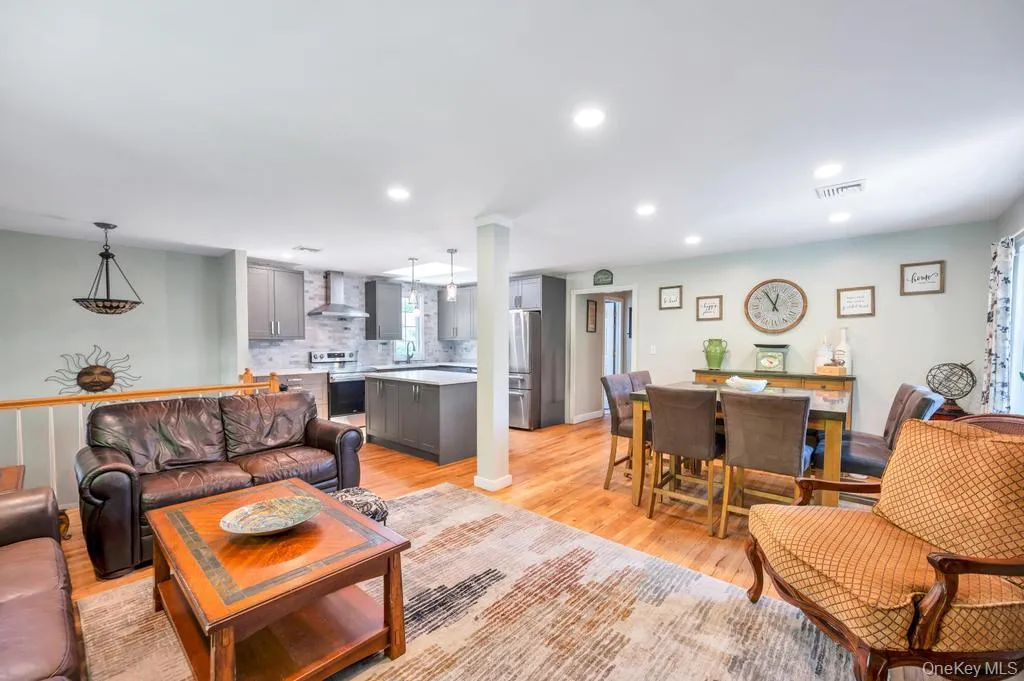 4 Florence Street, Smithtown, NY, 5 Bedrooms Bedrooms, 10 Rooms Rooms,2 BathroomsBathrooms,Residential,For Rent,Florence,0,992164 4 Florence Street, Smithtown, NY, 5 Bedrooms Bedrooms, 10 Rooms Rooms,2 BathroomsBathrooms,Residential,For Rent,Florence,0,992164