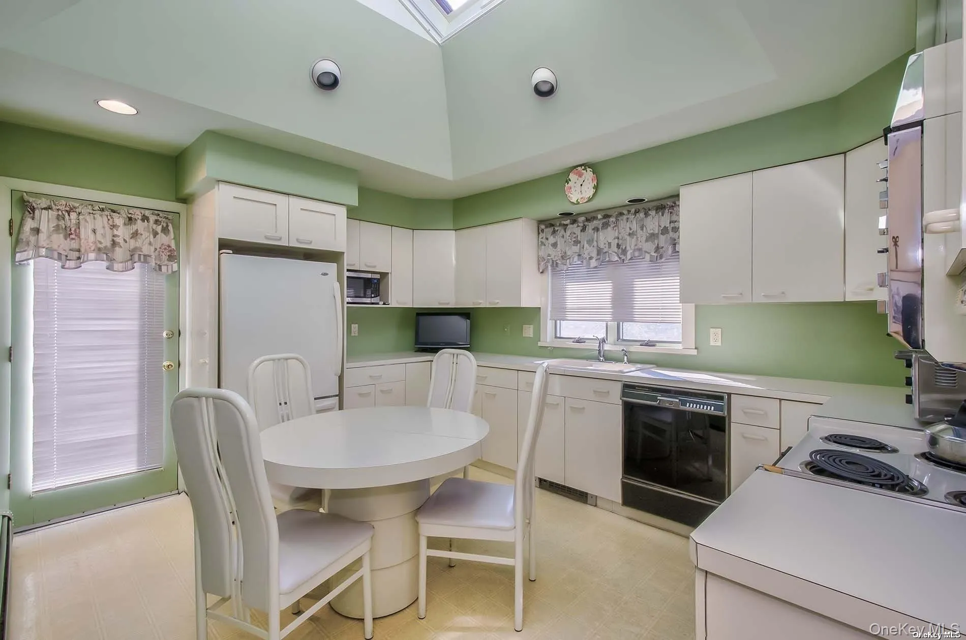 450 Lenox Road, Huntington, NY, 4 Bedrooms Bedrooms, 6 Rooms Rooms,2 BathroomsBathrooms,Residential Lease,For Rent,Lenox,0,992285 450 Lenox Road, Huntington, NY, 4 Bedrooms Bedrooms, 6 Rooms Rooms,2 BathroomsBathrooms,Residential Lease,For Rent,Lenox,0,992285