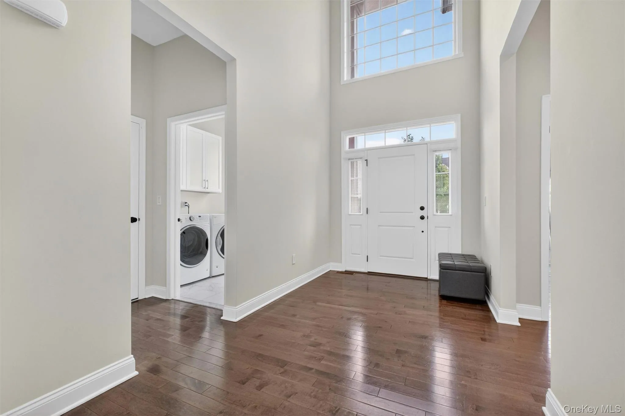 2 Story entry foyer with loads of natural light 2 Story entry foyer with loads of natural light