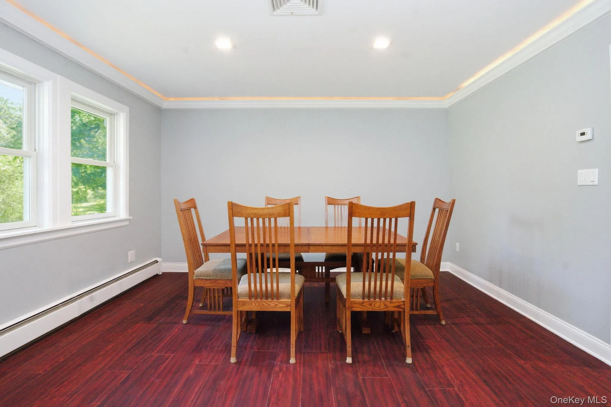 A bright dining room with oversized windows frames the green outside and gathers everyone around. A bright dining room with oversized windows frames the green outside and gathers everyone around.
