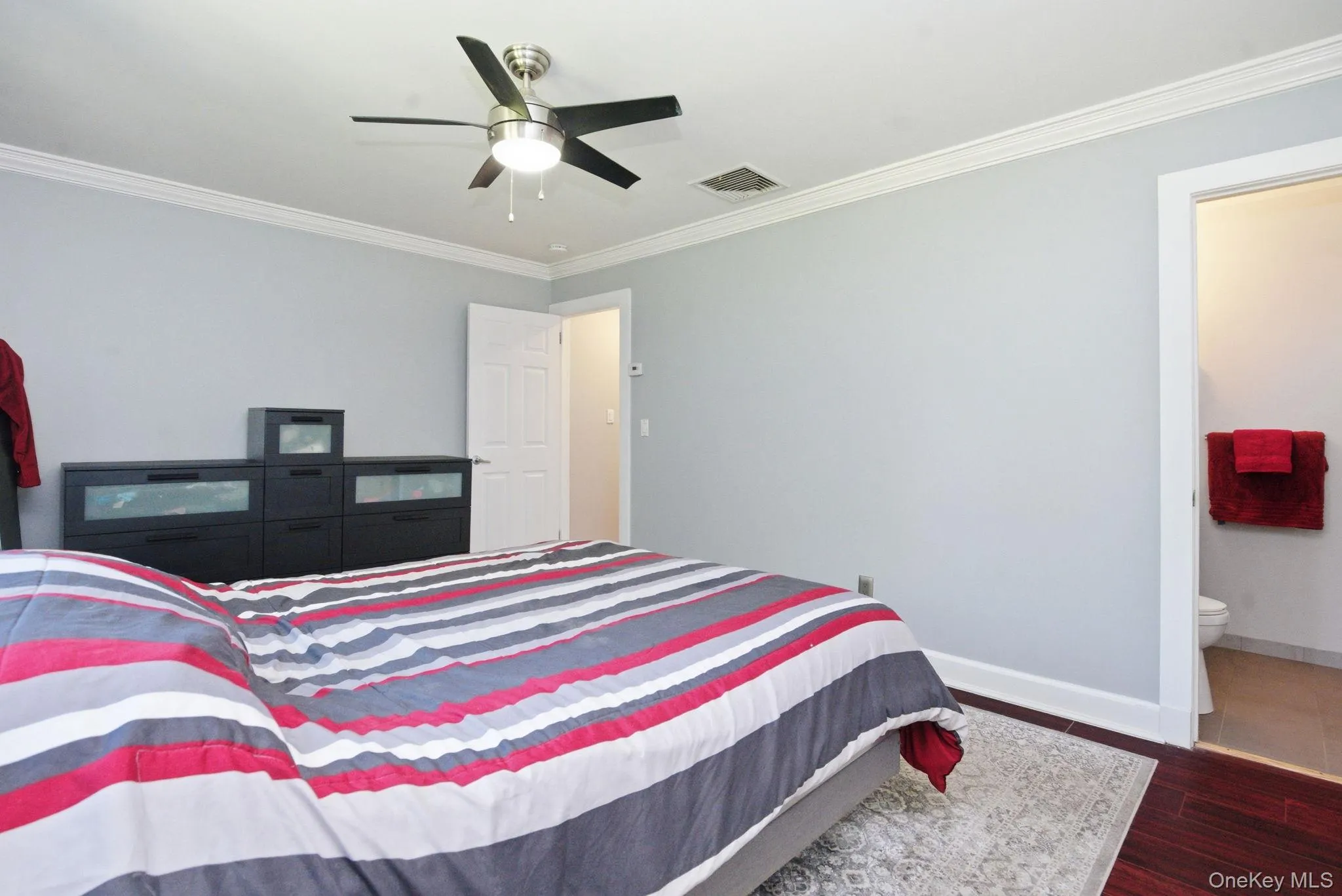 The primary bedroom offers the everyday ease of its own private en suite bath just steps from the bed. The primary bedroom offers the everyday ease of its own private en suite bath just steps from the bed.
