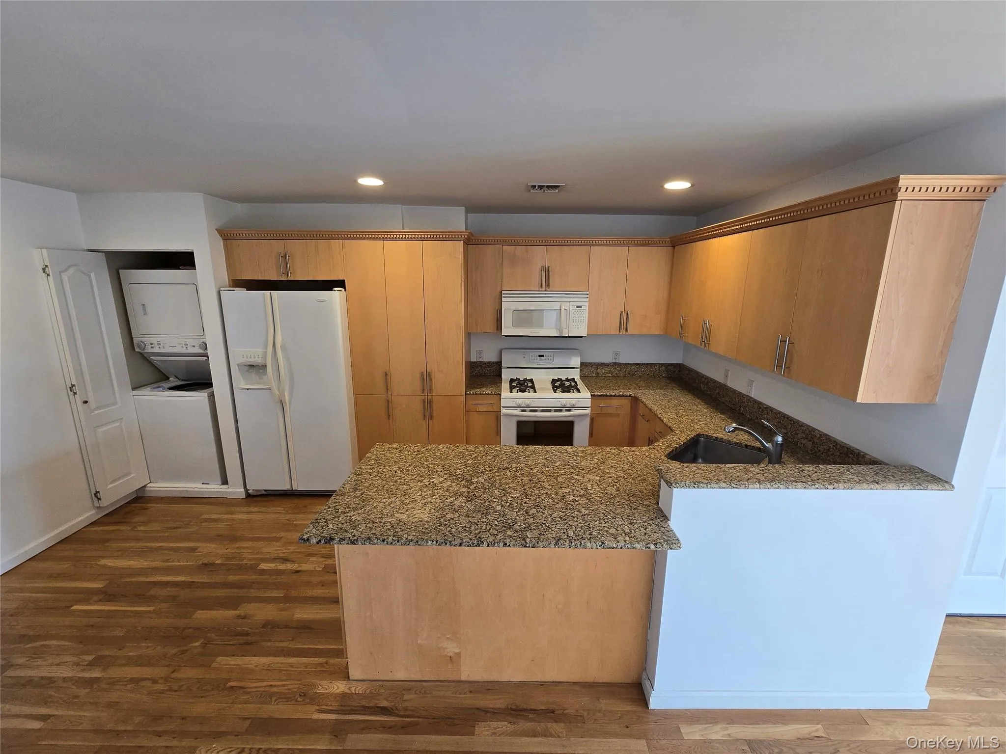 269 Broadway, Long Beach, NY, 3 Bedrooms Bedrooms, 6 Rooms Rooms,2 BathroomsBathrooms,Residential Lease,For Rent,Broadway,0,992385 269 Broadway, Long Beach, NY, 3 Bedrooms Bedrooms, 6 Rooms Rooms,2 BathroomsBathrooms,Residential Lease,For Rent,Broadway,0,992385