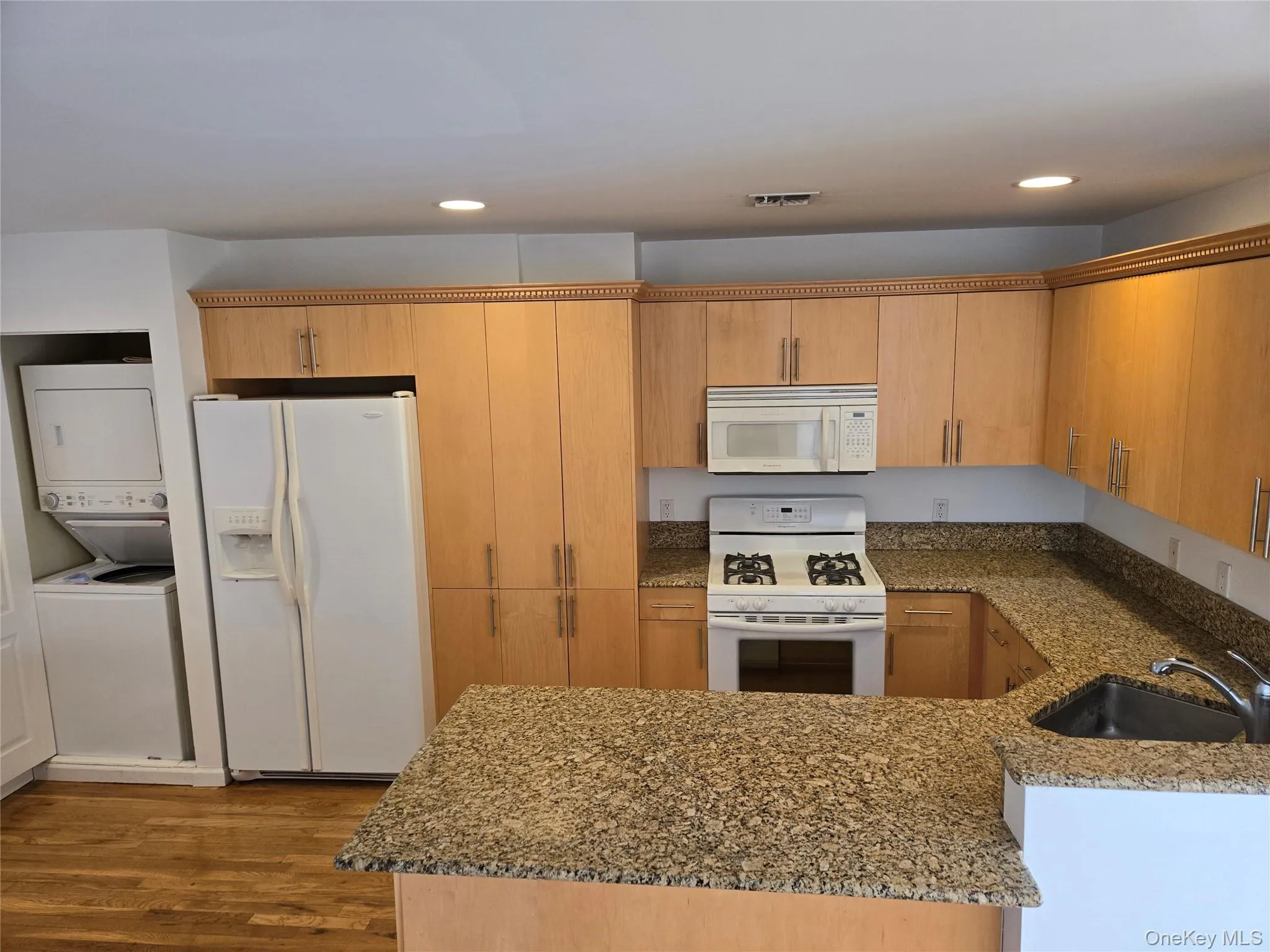 269 Broadway, Long Beach, NY, 3 Bedrooms Bedrooms, 6 Rooms Rooms,2 BathroomsBathrooms,Residential Lease,For Rent,Broadway,0,992385 269 Broadway, Long Beach, NY, 3 Bedrooms Bedrooms, 6 Rooms Rooms,2 BathroomsBathrooms,Residential Lease,For Rent,Broadway,0,992385