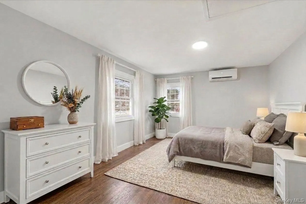 2nd bedroom (main floor)staged. 2nd bedroom (main floor)staged.