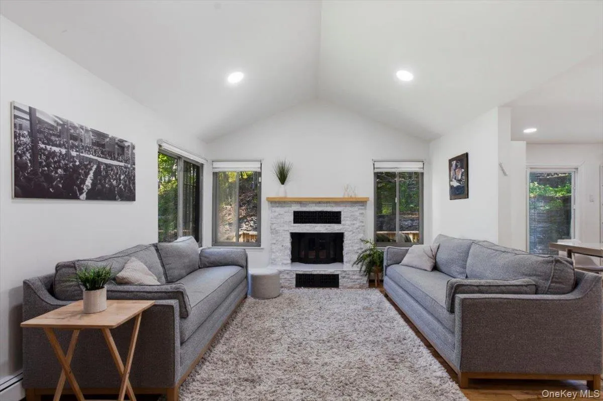 40 Donald Drive, Greenburgh, NY, 4 Bedrooms Bedrooms, 8 Rooms Rooms,3 BathroomsBathrooms,Residential,For Rent,Donald,0,992422 40 Donald Drive, Greenburgh, NY, 4 Bedrooms Bedrooms, 8 Rooms Rooms,3 BathroomsBathrooms,Residential,For Rent,Donald,0,992422