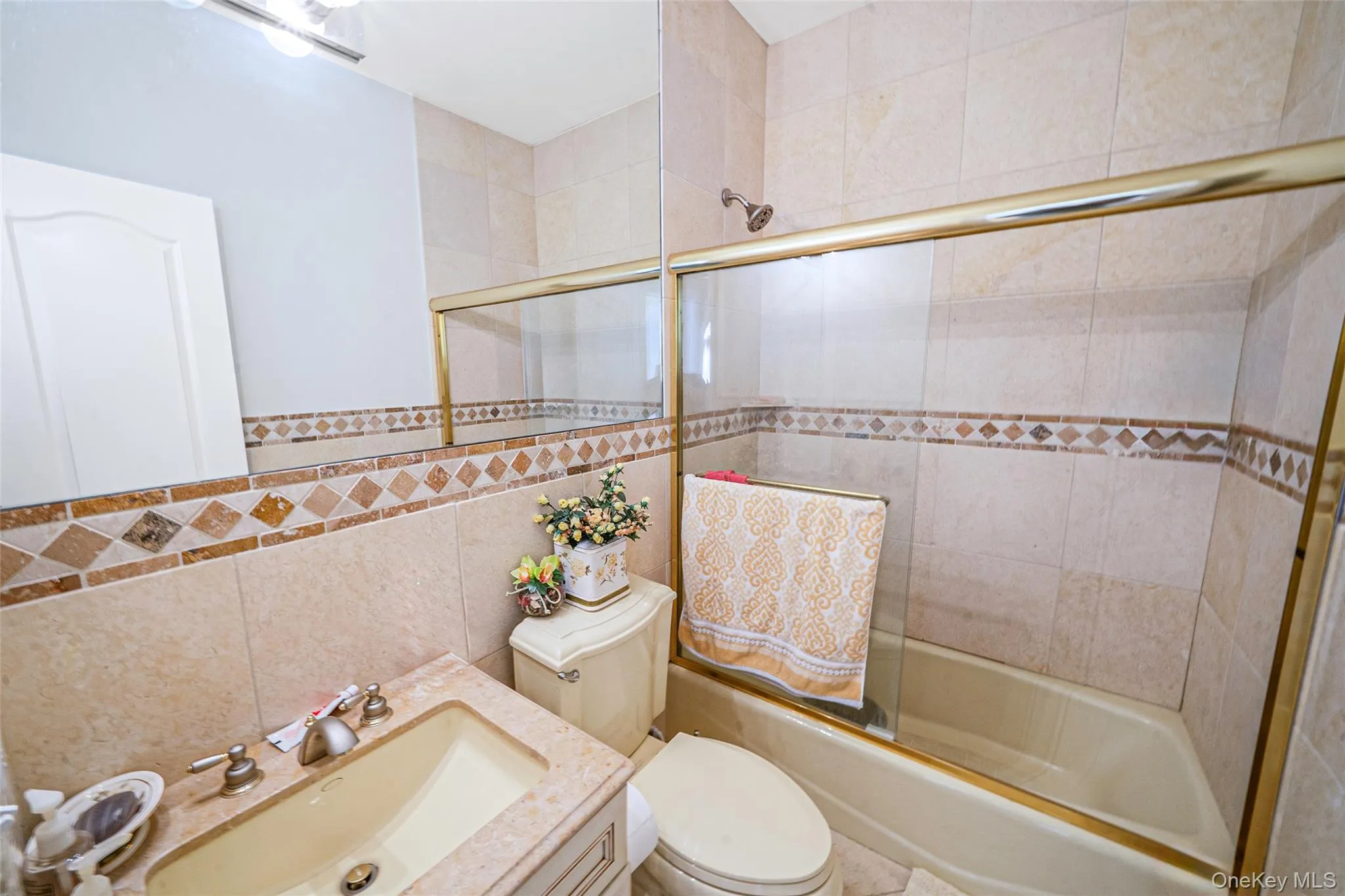 Full Bathroom, located at 1st floor Full Bathroom, located at 1st floor
