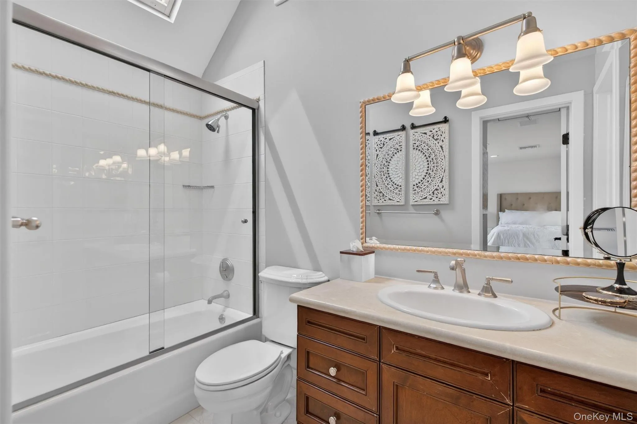 4th bathroom/jack-n-jill 4th bathroom/jack-n-jill