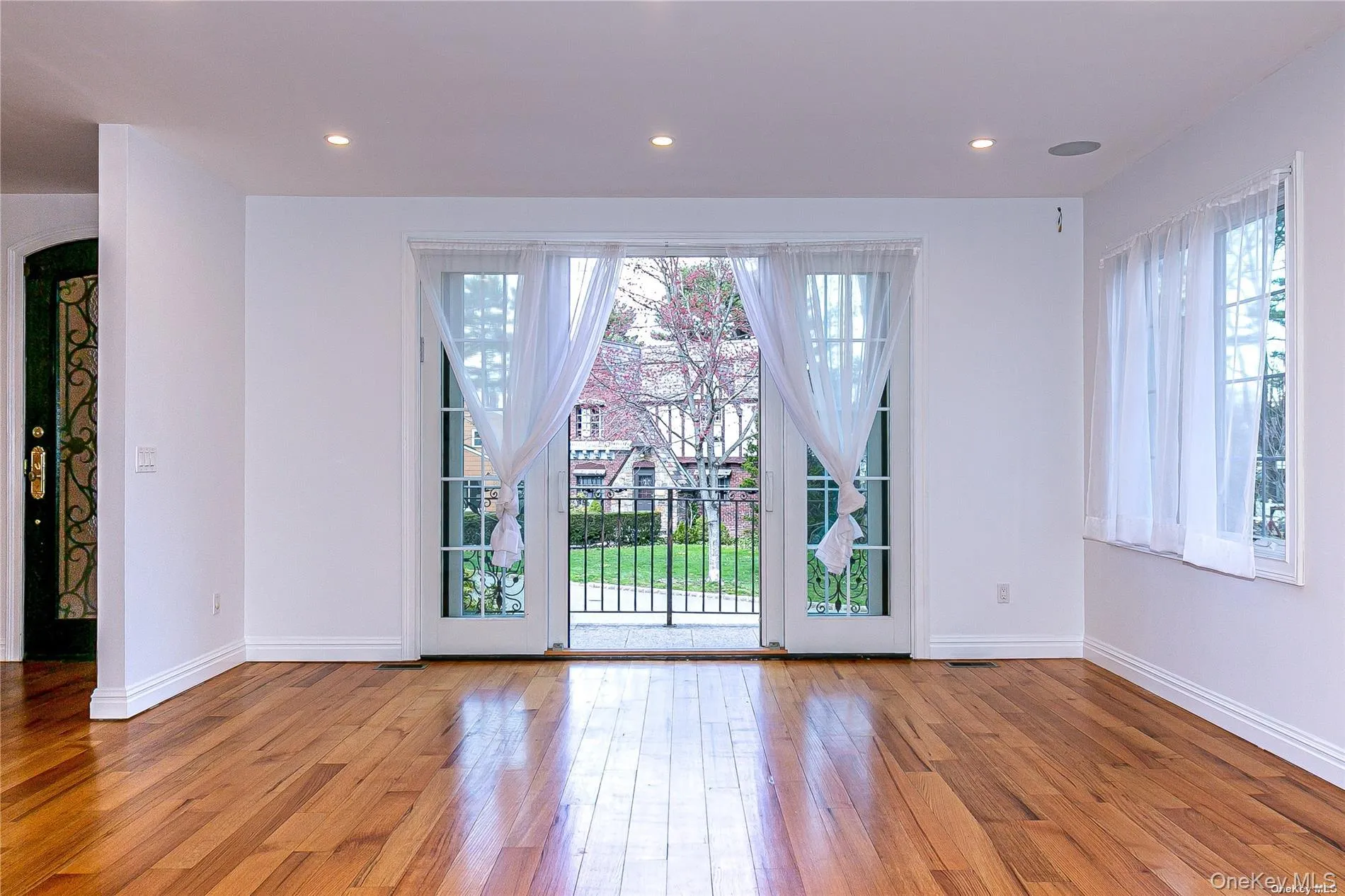 2 Avalon Road, North Hempstead, NY, 4 Bedrooms Bedrooms, 9 Rooms Rooms,4 BathroomsBathrooms,Residential Lease,For Rent,Avalon,0,992588 2 Avalon Road, North Hempstead, NY, 4 Bedrooms Bedrooms, 9 Rooms Rooms,4 BathroomsBathrooms,Residential Lease,For Rent,Avalon,0,992588